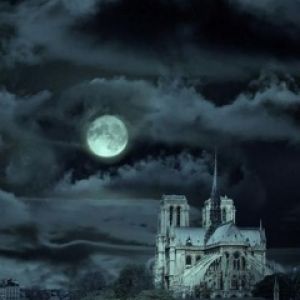 Cathédrale Gothique Sous la Lune