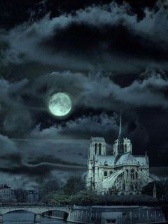 Cathédrale Gothique Sous la Lune