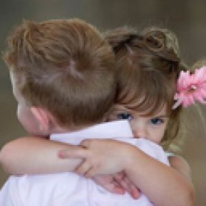 Enfants mignons s'enlaçant