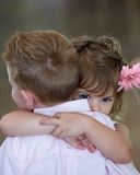Enfants mignons s'enlaçant