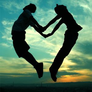Silhouette de Couple Sautant de Joie