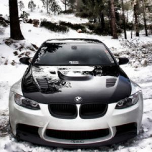 BMW M3 dans un paysage enneigé