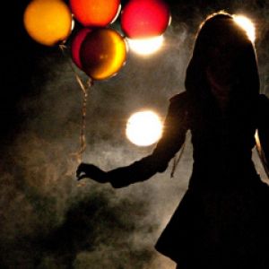 Silhouette avec des ballons colorés