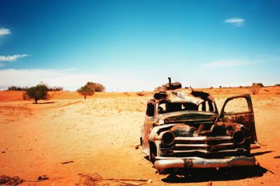 Voiture Vintage Rouillée dans le Désert