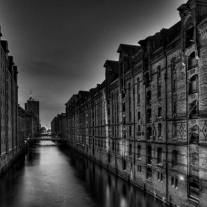 Reflet d'Entrepôts en Noir et Blanc