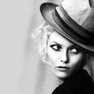 Portrait Élégant en Noir et Blanc