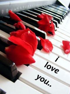 Piano avec pétales de rose