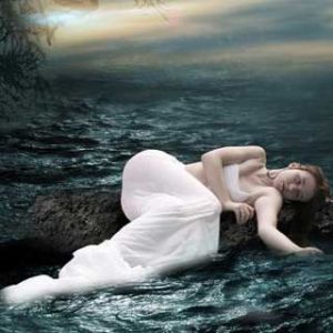 Fille de rêve au bord de l'eau