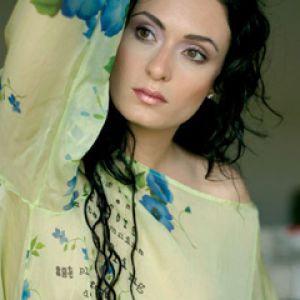 Belle Femme en Robe Florale