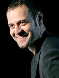 Homme souriant en costume noir