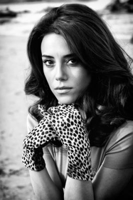 Femme Élégante en Noir et Blanc