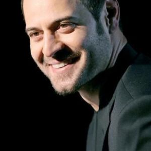 Homme Sourire en Costume Noir