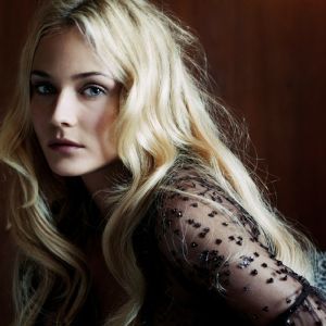 Portrait de Fille Blonde Élégante