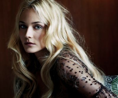 Portrait de Fille Blonde Élégante