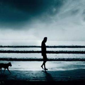 Silhouette d'un homme marchant avec un chien