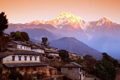 Montagnes Majestueuses au Lever du Soleil