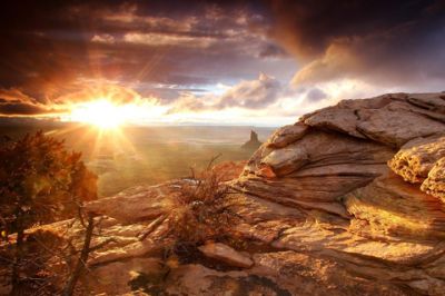 Coucher de Soleil Éblouissant sur Paysage Rocheux
