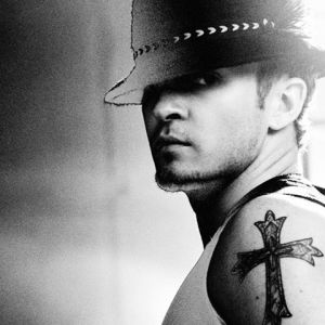 Homme Stylé avec Chapeau