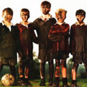 Enfants Jouant au Football