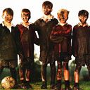 Enfants Jouant au Football