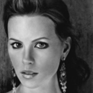 Portrait Élégant en Noir et Blanc