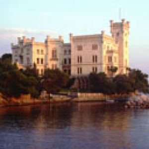 Beau Château au Bord de l'Eau
