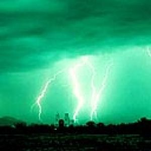 Tempête Verte avec Éclairs