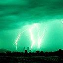 Tempête Verte avec Éclairs