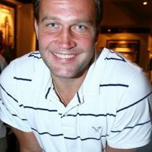 Homme Souriant en Chemise Rayée