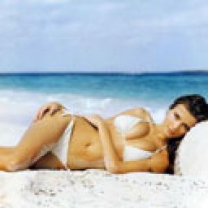 Beauté de Plage en Bikini Blanc