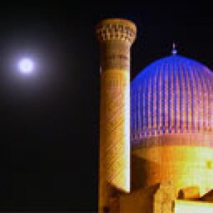Vue nocturne époustouflante d'une mosquée historique