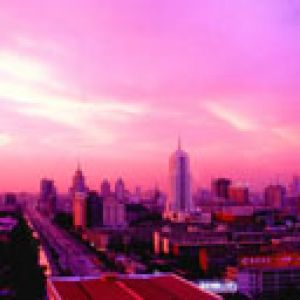 Skyline de la ville au coucher du soleil