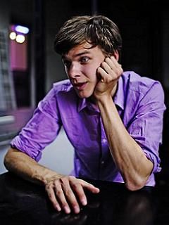 Jeune homme en chemise violette