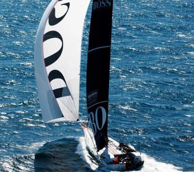 Yacht avec Voile Boss