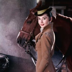 Femme Élégante avec Cheval