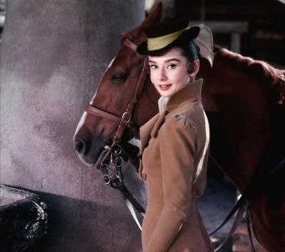 Femme Élégante avec Cheval