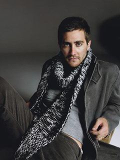 Homme Stylé avec Écharpe
