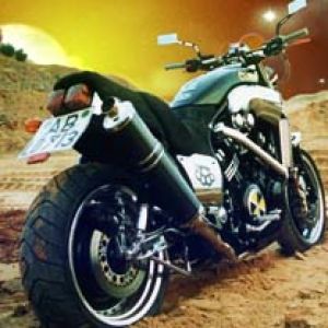 Moto élégante dans le désert