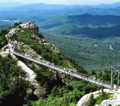 Pont Suspendu avec Vue Montagne
