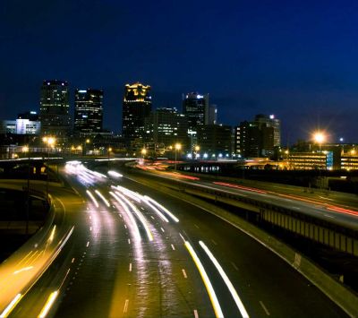 Paysage Nocturne de la Ville avec Traînées de Lumière