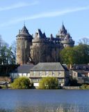 Château Historique au Bord du Lac