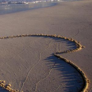 Cœur dans le sable