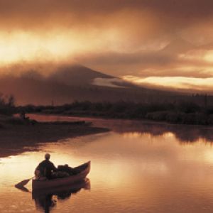 Canoë au Coucher de Soleil Serein