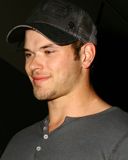 Homme Stylé avec Casquette