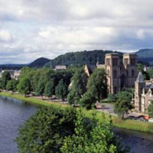 Vue pittoresque d'une rivière avec architecture historique
