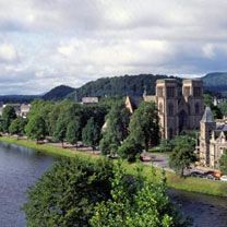 Vue pittoresque d'une rivière avec architecture historique