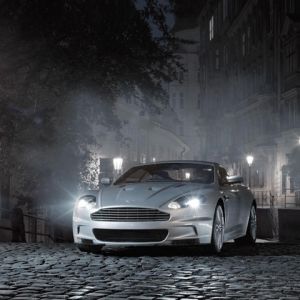 Aston Martin Élégant dans une Scène Nocturne