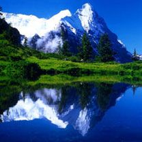 Réflexion Majestueuse des Montagnes