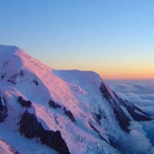 Montagnes Enneigées au Coucher de Soleil