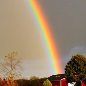 Arc-en-Ciel Éclatant au Dessus de la Grange
